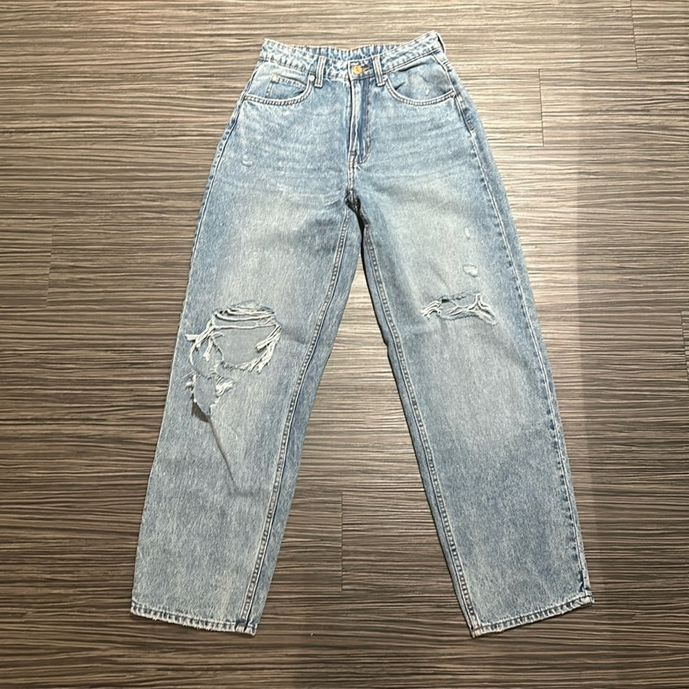 HM Distressed 90s Baggy Jeans